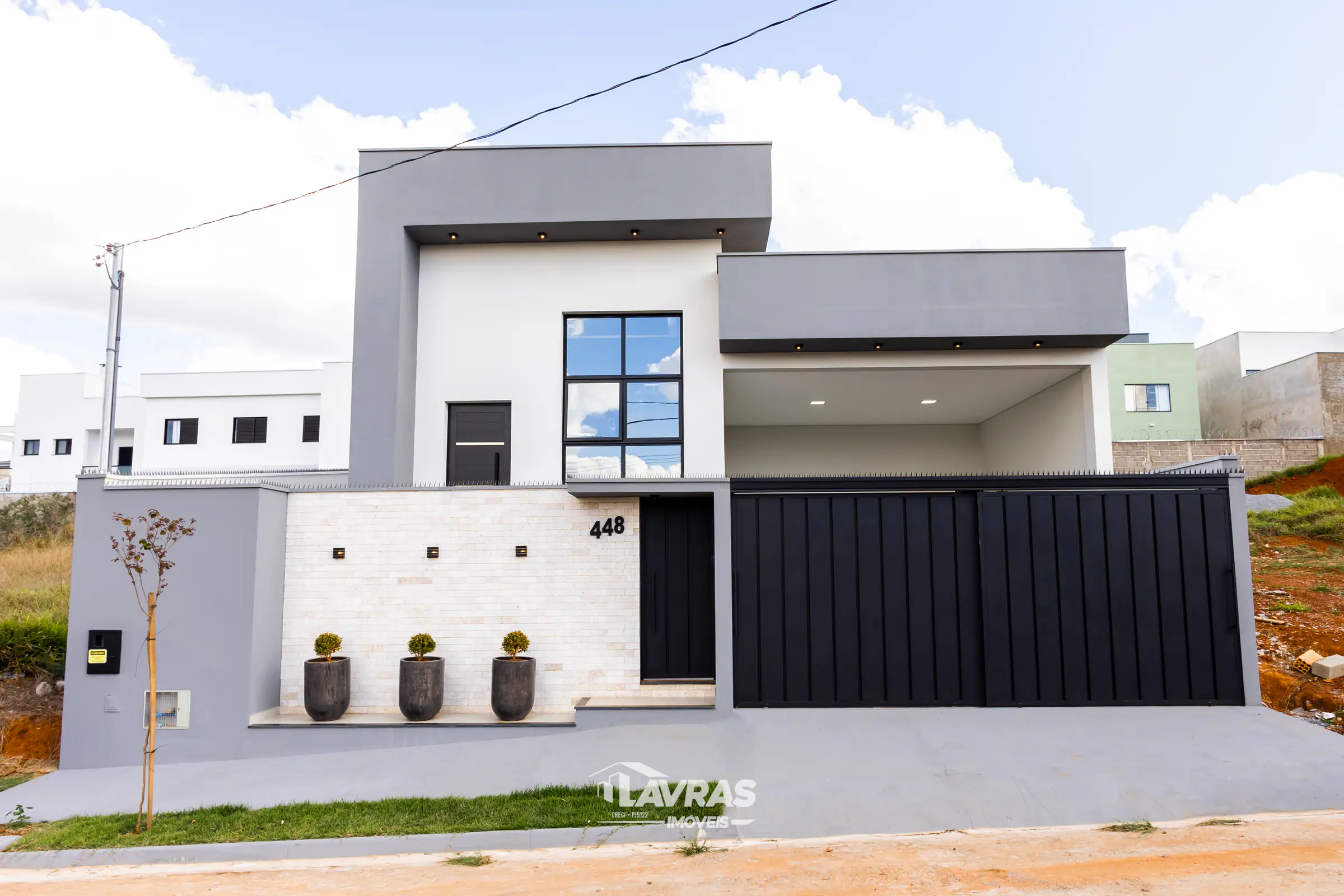 Fachada da casa contemporânea no Residencial Santana