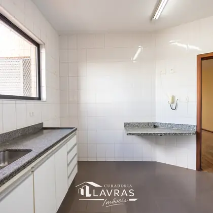 Cozinha com bancada em granito