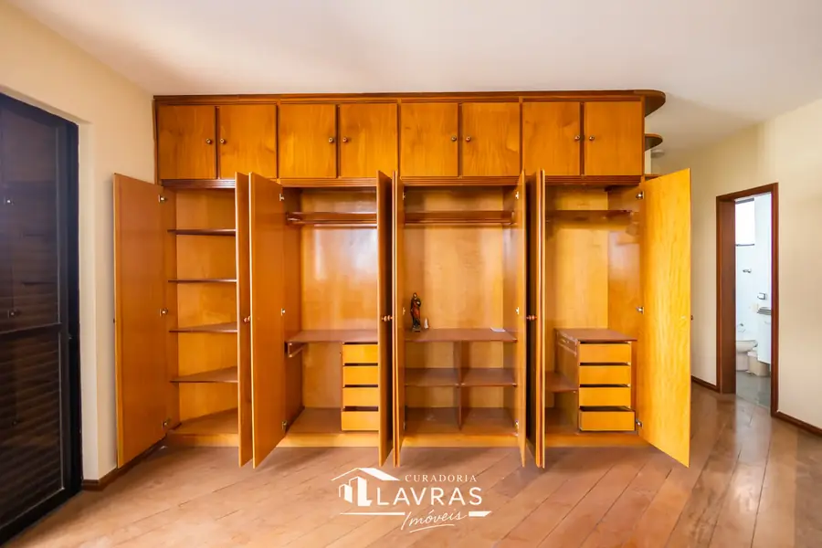 Quarto com armários planejados em madeira
