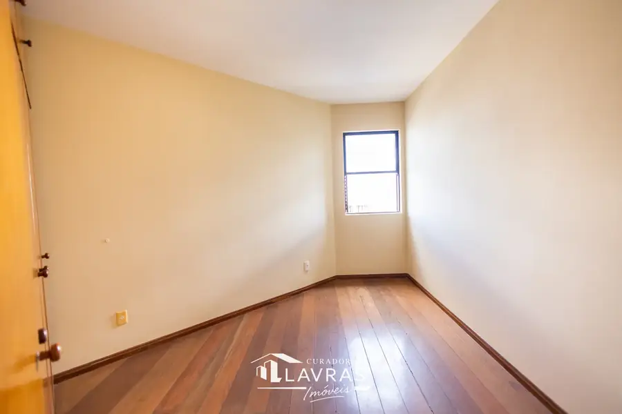 Quarto claro com piso em madeira