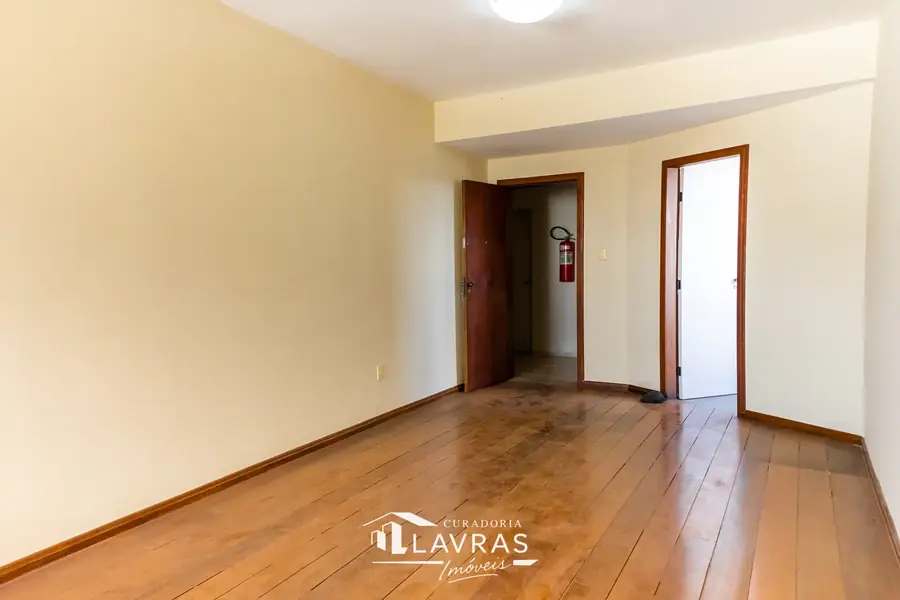 Sala ampla com piso em madeira nobre